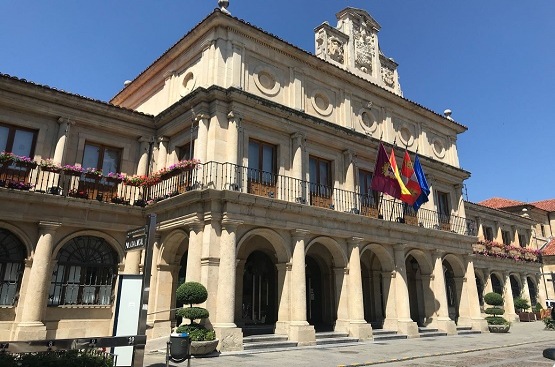 Fachada-Ayuntamiento-de-León-día-soleado