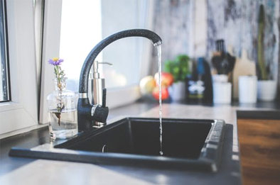 Grifo-de-cocina-suministrando-agua