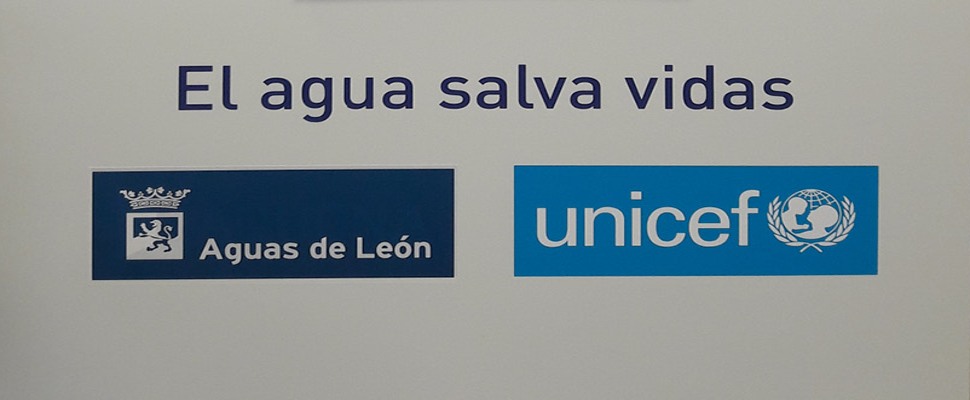 cartel de "el agua salva vidas" con logos de Aguas de León y Unicef