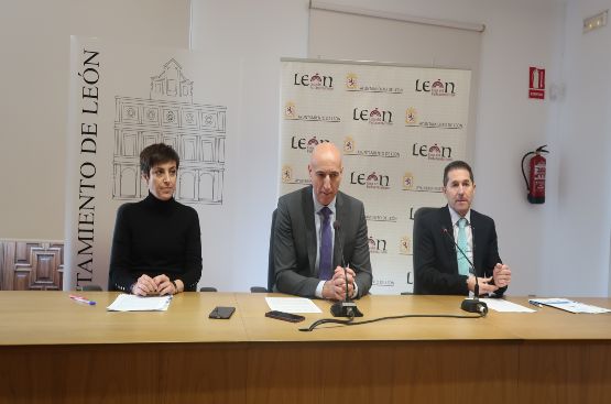 Mesa rueda de prensa presentación en León